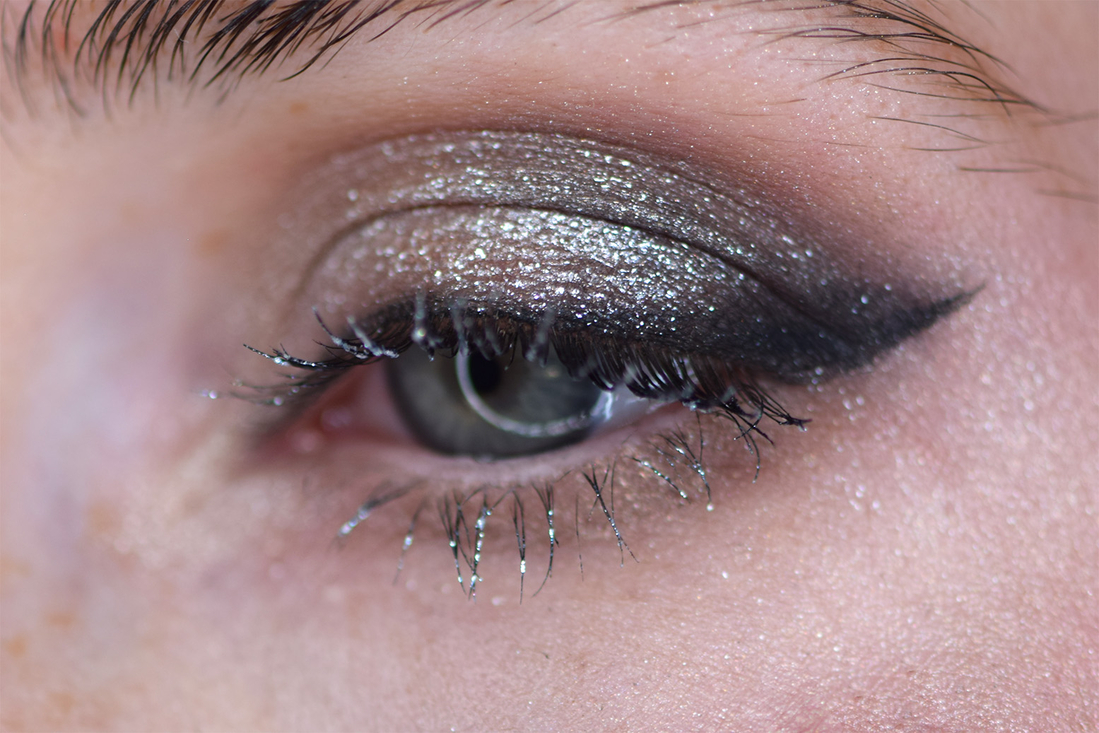 Тушь на кончиках ресниц