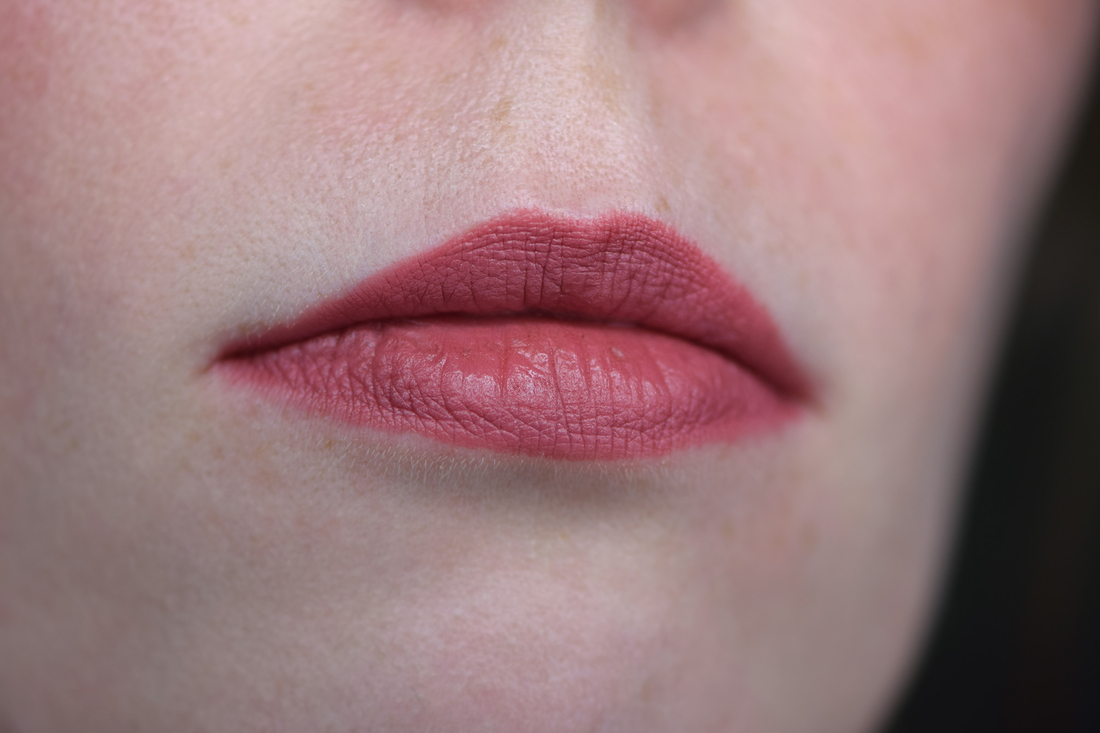 Макро: MAC Macximal Matte Lipstick в оттенке 690 Twig Twist