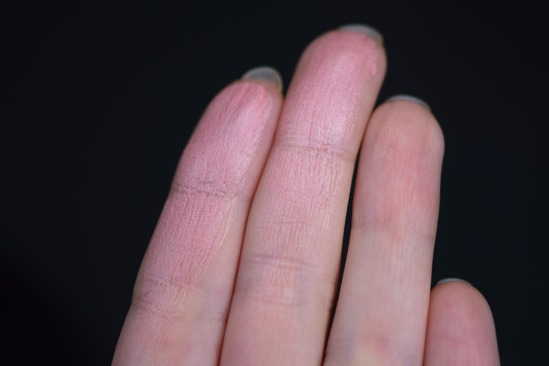 Румяна «Рассвет Целует Море», свотч в дневном свете