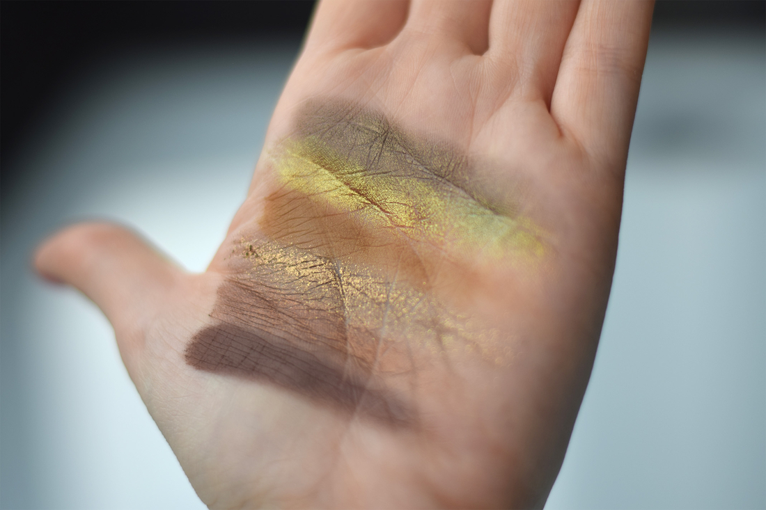 Свотч на ладони