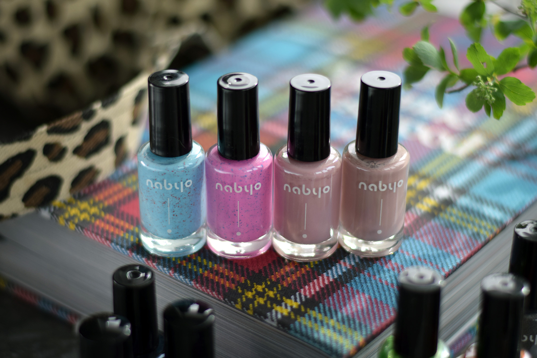 Голубой и розовый -- желе, нюдовые -- крем