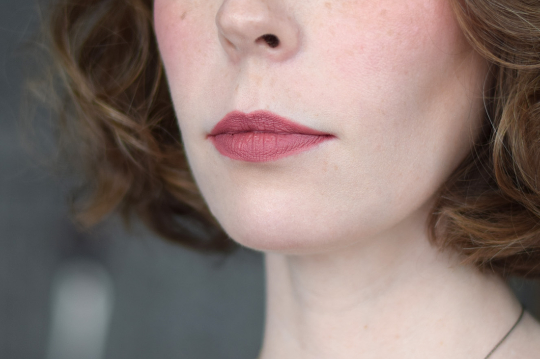 MAC Macximal Matte Lipstick в оттенке 690 Twig Twist в дневном свете (плюс карандаш)