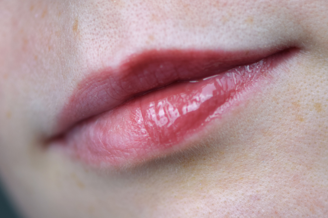 Influence Beauty Metamorphix Lip Gloss 04 Amber Matrix нанесён на половину губ
