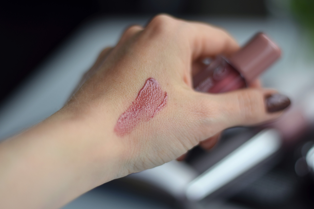 Divage Butter Gloss Liquid Lipstick 03 общий свотч в дневном свете