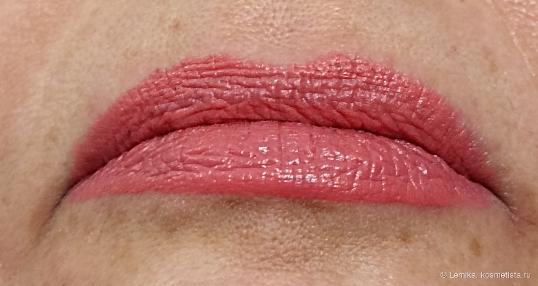 При искуственном освещении сразу после нанесения