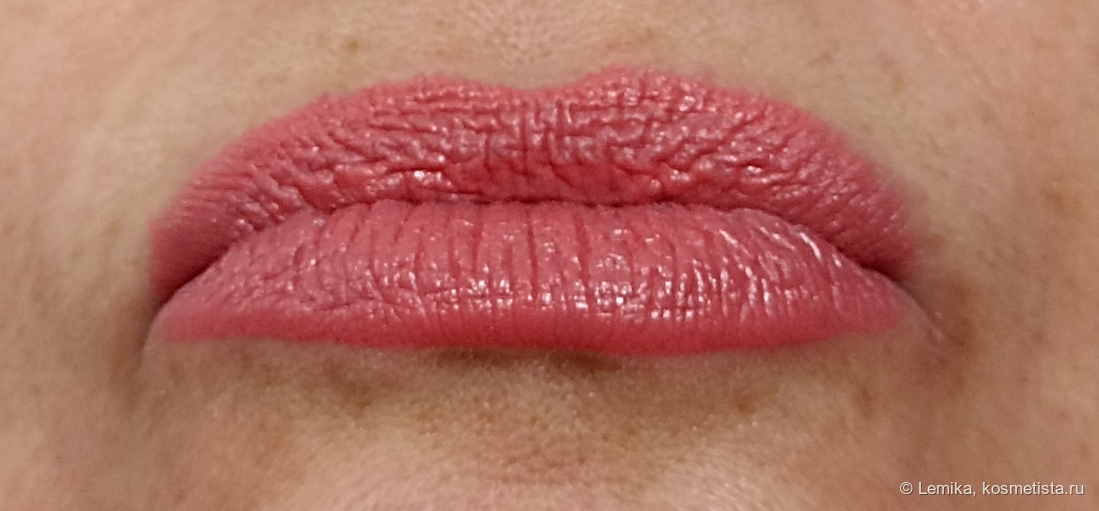 При искуственном освещении сразу после нанесения