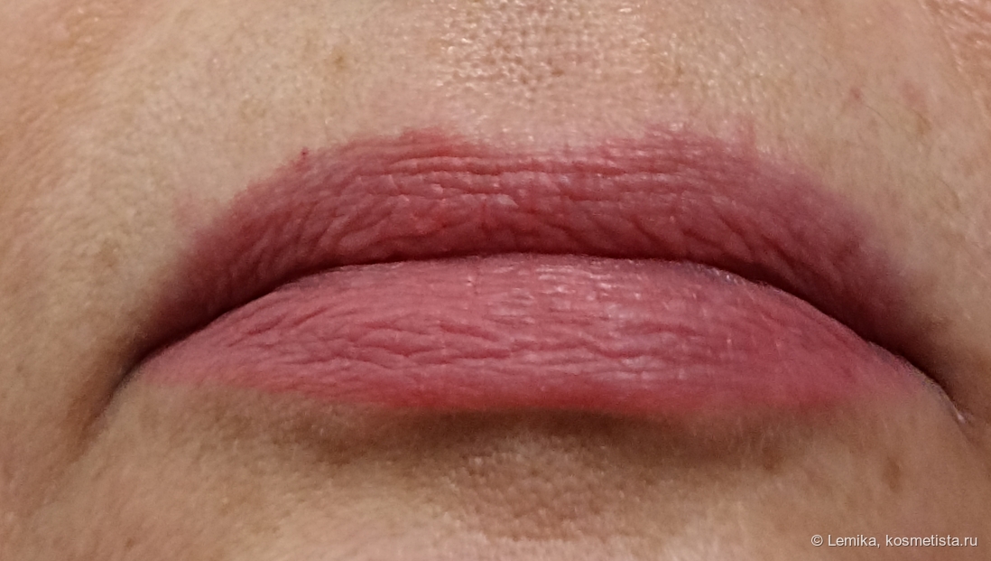 Промокнула салфеткой, искусственное освещение