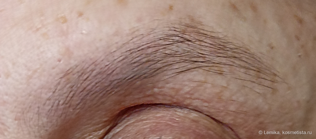 При искуственном освещении