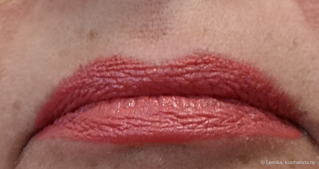 При искуственном освещении сразу после нанесения