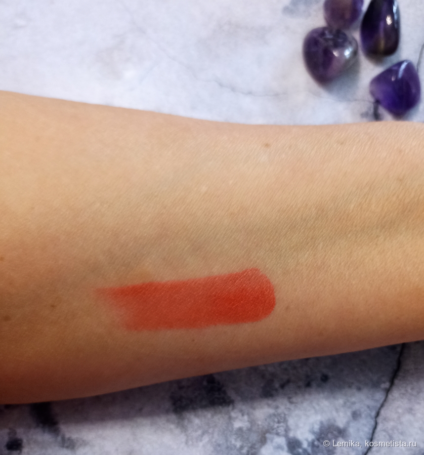 При искуственном освещении