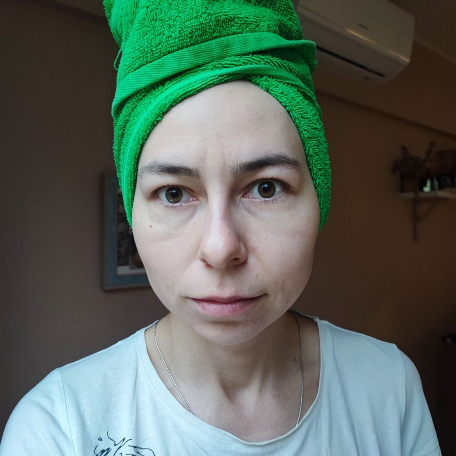 Ну вот собственно я без макияжу, зато с бороздами недовольства между бровей