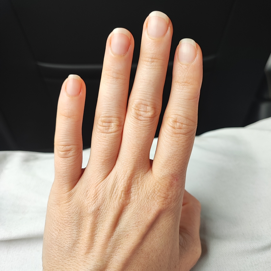 После маникюра прошла неделя.