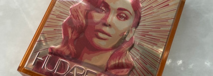 Сияние из космоса? Палетка со своими нюансами- Huda Beauty Mini Glow Obsessions Highlighter Face Palettes