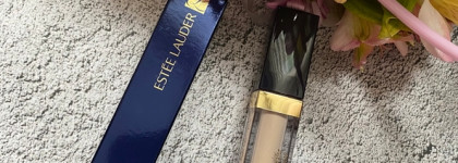 Консилер для Белоснежек: Estee Lauder Futurist Soft Touch Brightening Skincealer 0,5 N