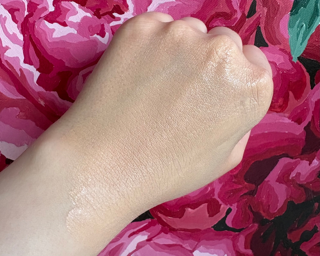 Распределила пальцами на руке