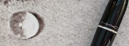 Губы в объятиях MAC Lustreglass Lipstick 508 Hug Me