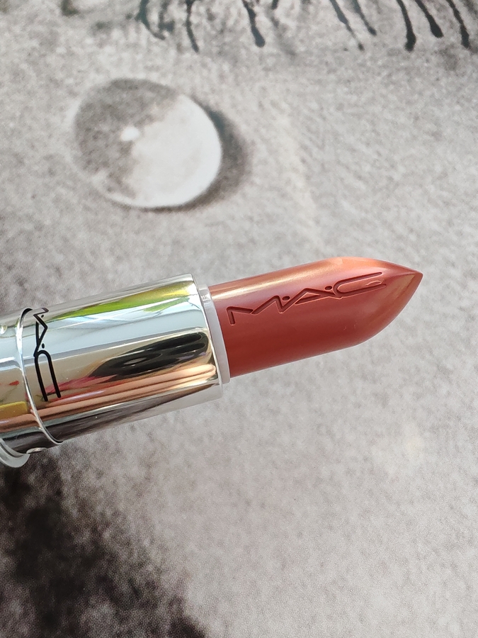 На стике красуется гравировка