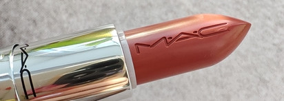 Губы в объятиях MAC Lustreglass Lipstick 508 Hug Me