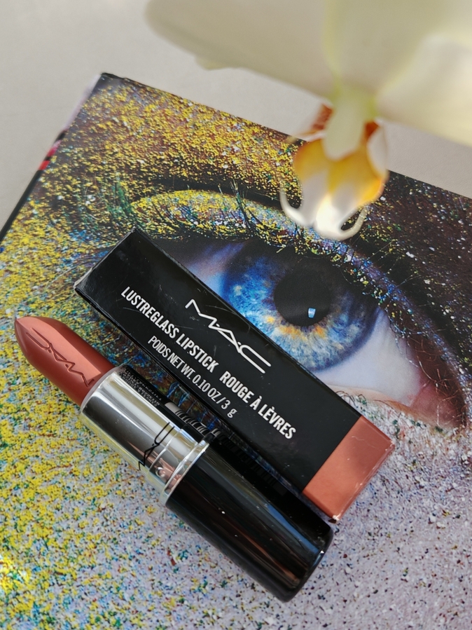 Губы в объятиях MAC Lustreglass Lipstick 508 Hug Me