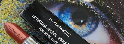 Губы в объятиях MAC Lustreglass Lipstick 508 Hug Me