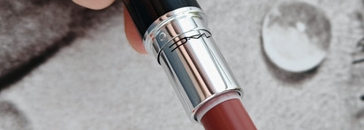 Губы в объятиях MAC Lustreglass Lipstick 508 Hug Me