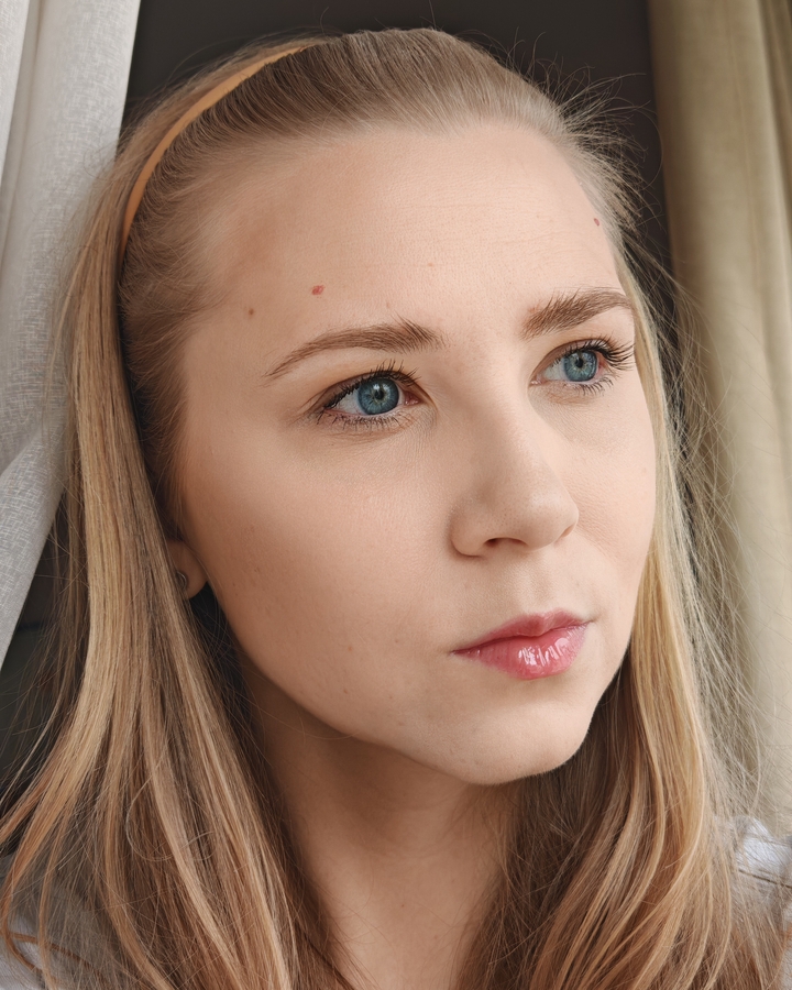 Добавила белую пудру под глаза, в центр лба, на подбородок и нос + хайлайтер, которого не видно) Тушь и блеск для губ.