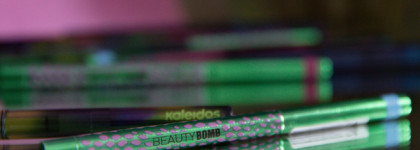 Мультихромные карандаши для глаз Beauty Bomb UFO Conspiracy в оттенках 01 Hush Hush, 02 Buttons, 03 Wait a minute. Аналоги карандашей от Kaleidos?