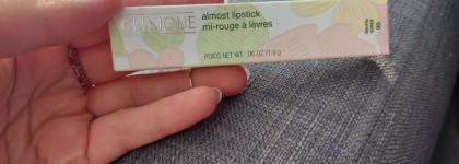 Свои губы только лучше с легендарной помадой Almost Lipstick от Clinique в оттенке Black Honey