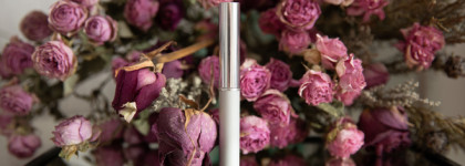 Свои губы только лучше с легендарной помадой Almost Lipstick от Clinique в оттенке Black Honey