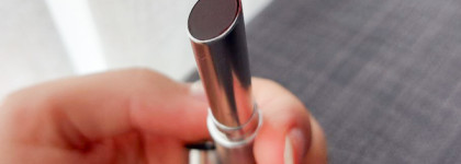 Свои губы только лучше с легендарной помадой Almost Lipstick от Clinique в оттенке Black Honey