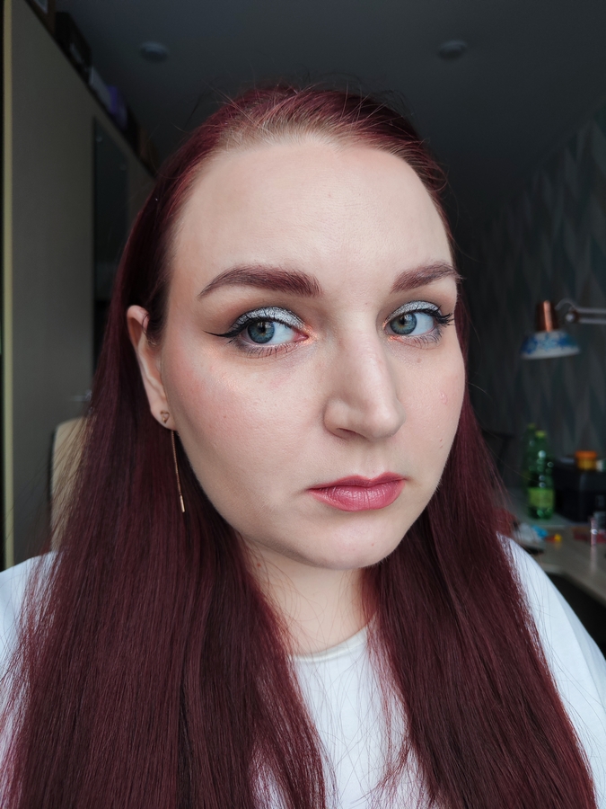 Видите эту серую полосу прямо над румянами? Это и есть хайлайтер "Мари". А вот в уголках глаз прямо горит пламенем)