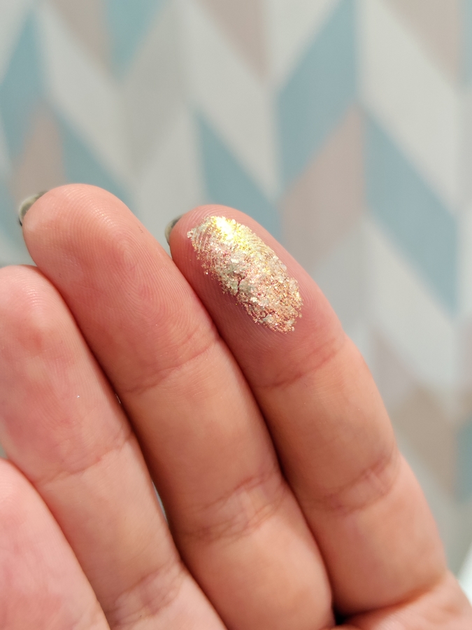 Хорошо видно хлопьевидную текстуру.