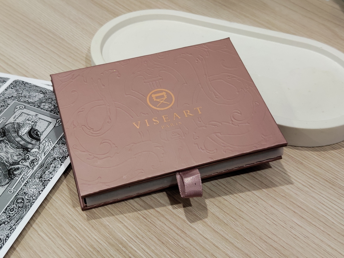 На крышке есть симпатичные рельефные узоры. Могут оставаться следы от пальцев, но не очень критично. Не так как с глянцевыми поверхностями.