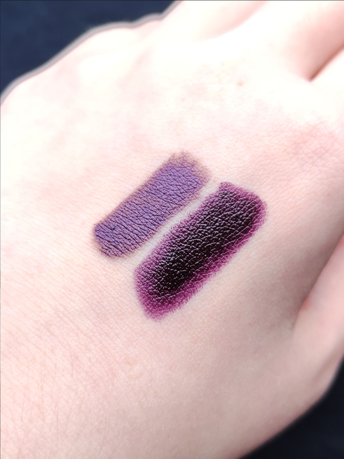 Дневной свет от окна. Слева карандаш, справа помада.