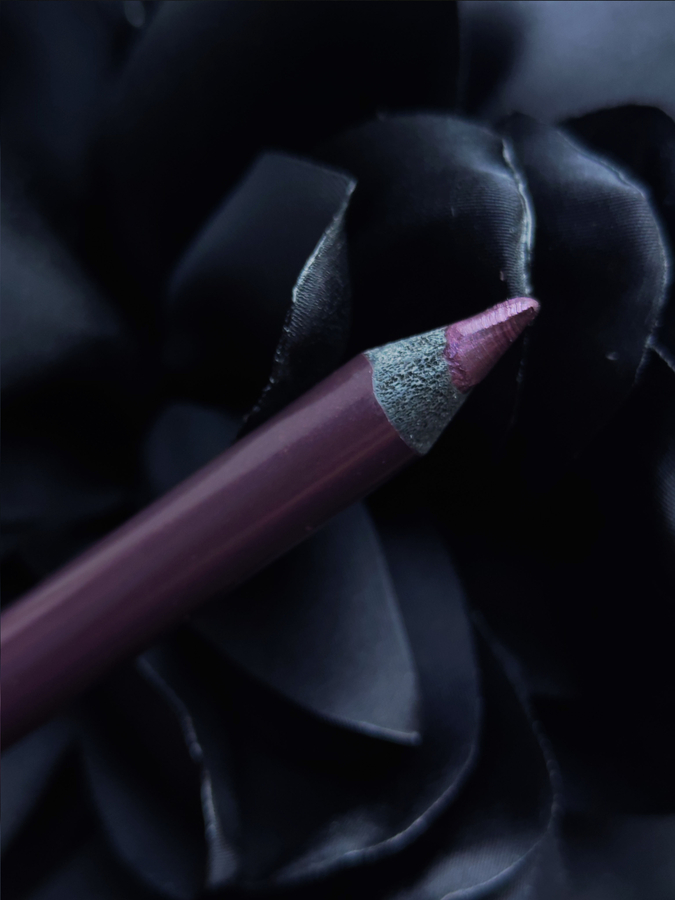 Красивый фиолетовый цвет, дневной свет от окна.