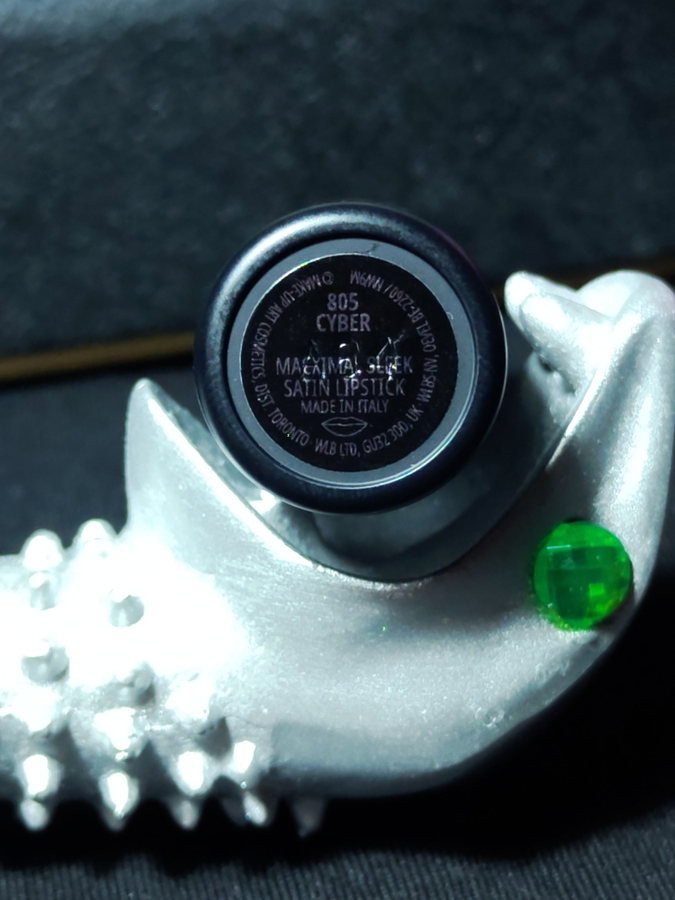 Название оттенка дублируется внизу футляра.