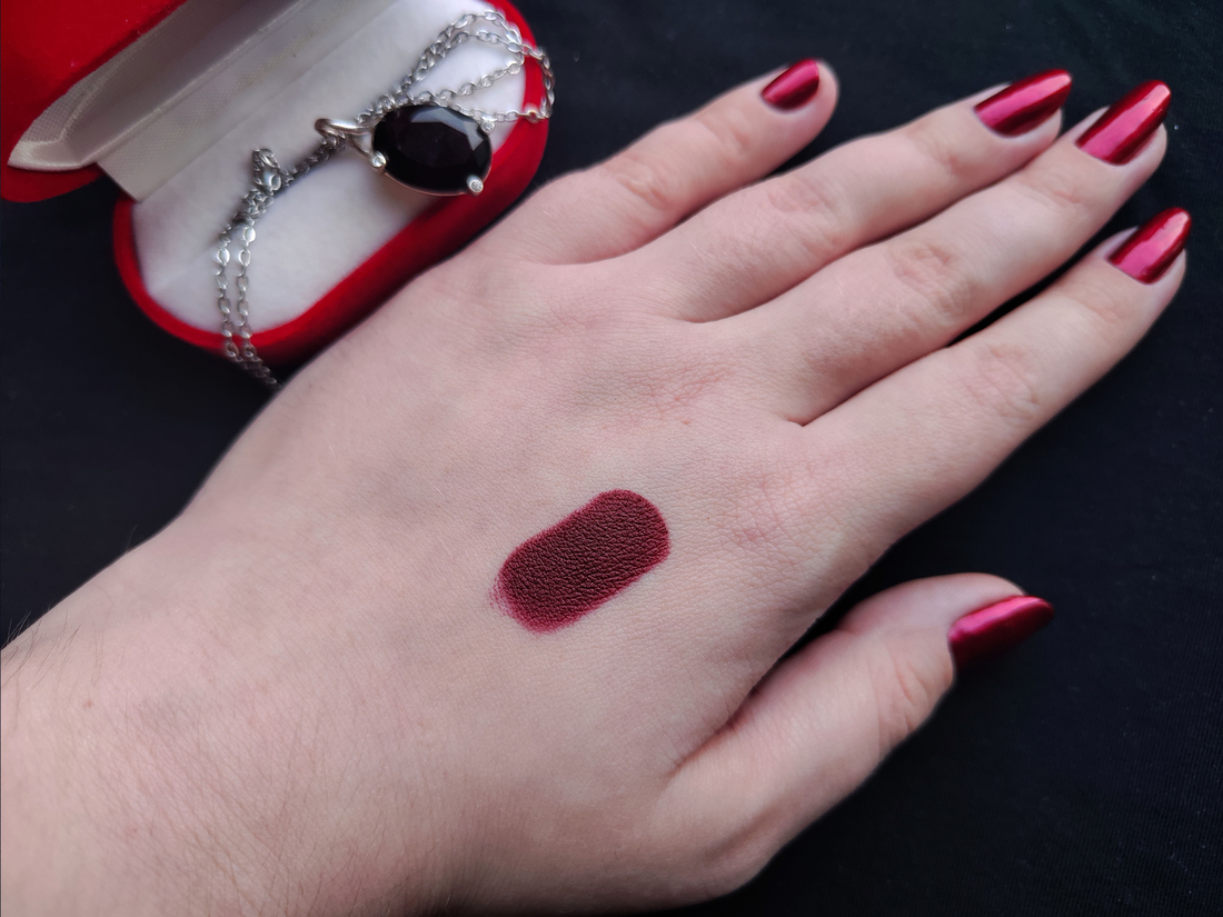 Дневной свет от окна.