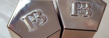 Хорошие блески-пламперы от Fenty Beauty Gloss Bomb Heat в оттенках Hot Cherry 01 и Fussy Heat 02