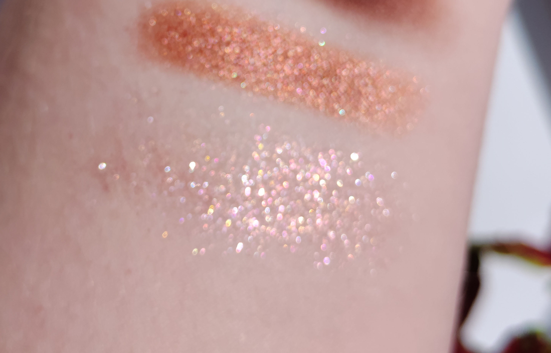 Центральный спаркл сияет розовыми, жёлтыми, сиреневыми частичками.