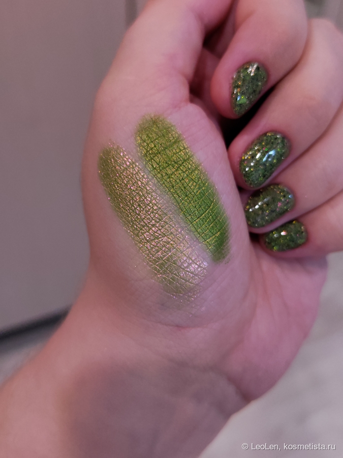 Слева Royal pear, справа Рогоз возмездия