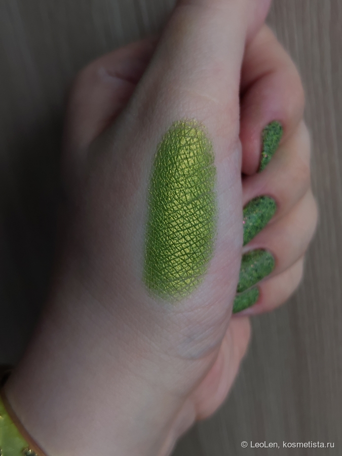 В глубине комнаты