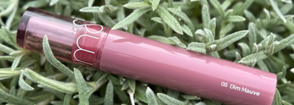 Незаменимый спаситель: блеск Rom&nd Glasting Color Gloss 05 Dim Mauve. Свои губы, только красивые