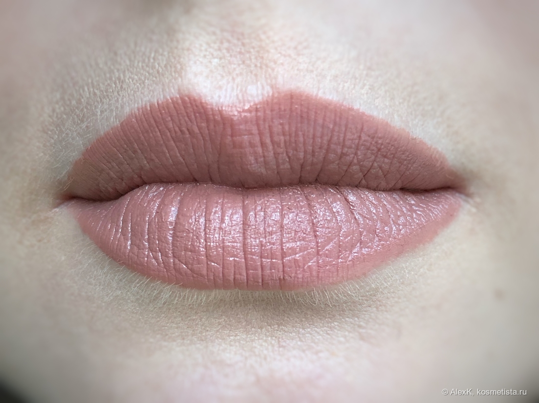 Жидкая полуматовая губная помада Vitex Satin Lip Cream в оттенке 704 Pink Cinnamon. В тени. Быстрое и легкое нанесение.