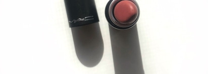 Банально, но «Моя прелесть 2023» — это MAC Lipstick в оттенке Velvet Teddy
