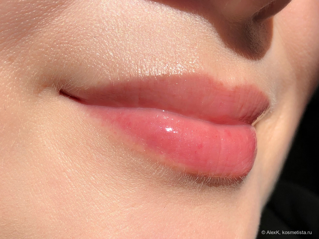 Вiтэкс WOW Lips бальзам-блеск для увлажнения губ с гиалуроновой кислотой На губах. На этом фото я впервые разглядела блестки в текстуре бальзама.