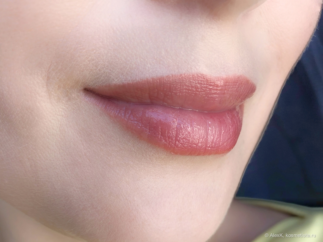 #8 - поверх растушеванного контура нанесла увлажняющий блеск-бальзам WOW lips от Витэкс