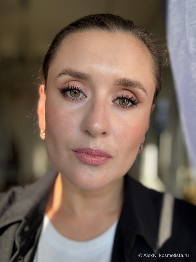 Нанесла поверх корректора Missha Perfect Coverage Bb Cream. Слева от вас под bb - корректор Charlotte Tilbury Magic Vanish #1 Fair Pale на зоне вокруг глаз и на всей пигментации, справа - только bb. Пигментация не замаскирована, но зона под глазом слева выглядит подсвеченной.