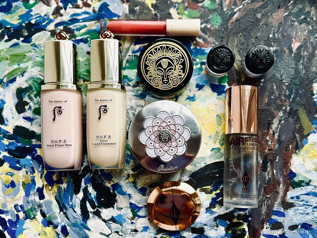 The History of Whoo Gongjinhyang:Mi Velvet Primer Base, Тональный крем The History of Whoo Gongjinhyang:Mi Velvet Liquid Foundation #21, корректор Charlotte Tilbury Magic Vanish, фиксатор Charlotte Tilbury Airbrush Flawless Setting Spray, пудра Guerlain Meteorites, Румяна Абрикосовые облака, скульптор Миндальный ветер, хайлайтер Порошок отражения Венеры. На губах блеск-плампер Focallure #15 Rhodonite.