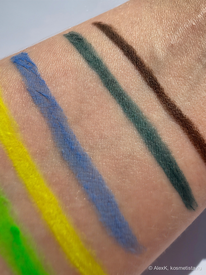 Справа налево: Parisa Cosmetics Gel Eyeliner №802, №805.