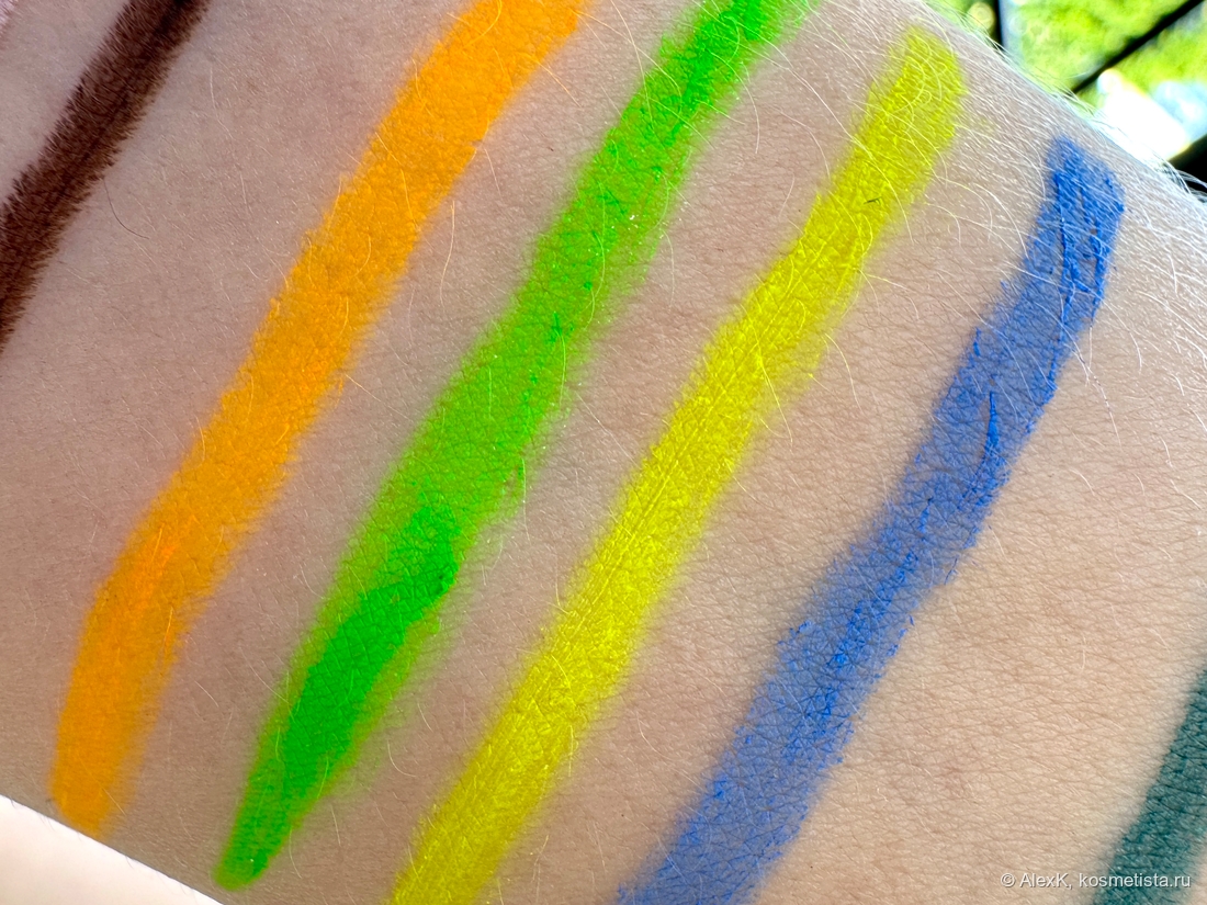 Слева направо: Parisa Cosmetics Neon №605 Fire Orange, № 603 Bright Green, 604 Acid Yellow и №608 Lilac Blue